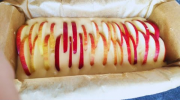 Если у вас есть дома яблоки испеките такой необычный пирог.