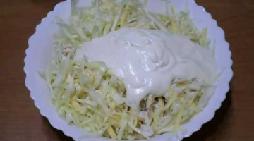 Легкий салат с капустой, куриной грудкой и необычным соусом