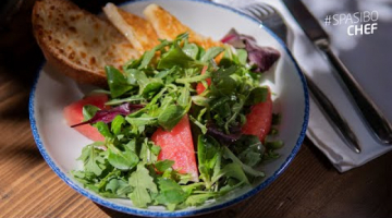 Летний свежий салат с арбузом и сыром халуми