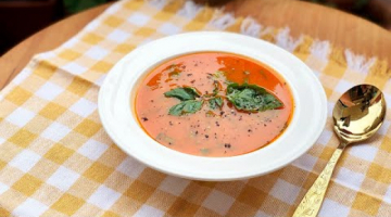 Очень аппетитный томатный суп-пюре с белой фасолью и базиликом.