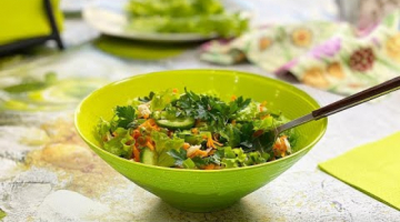 Полезный салат с капустой кольраби и молодыми овощами