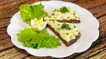 ПП-тосты на завтрак из цельнозернового хлеба с начинкой из сыра, яиц и зелёного лука