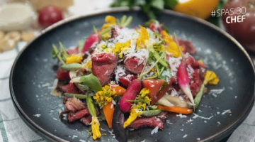 Праздничный салат с говядиной. Ростбиф, свежие овощи и авторский соус.
