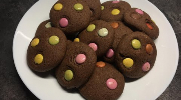 Шоколадное печенье с разноцветным шоколадным драже
