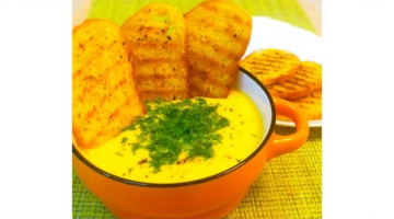 Солнечный крем-суп из тыквы с гренками.
