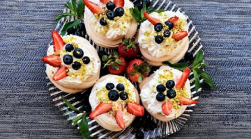 Воздушные меренговые пирожные с ягодами. Десерт Анна Павлова