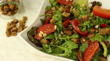 Яркий Летний салат с рукколой, крутонами и кедровыми орешками. Простой и сытный рецепт на ужин
